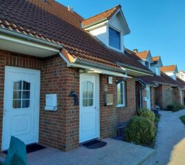 VERKAUFT: Ca. 130 m² Wohn-/Nutzfläche! Eigener Gartenanteil! Gepflegte 3-Zimmerwohnung mit zusätzlich wohnlich nutzbarem Dachgeschoss im Reihenhaus- Charakter